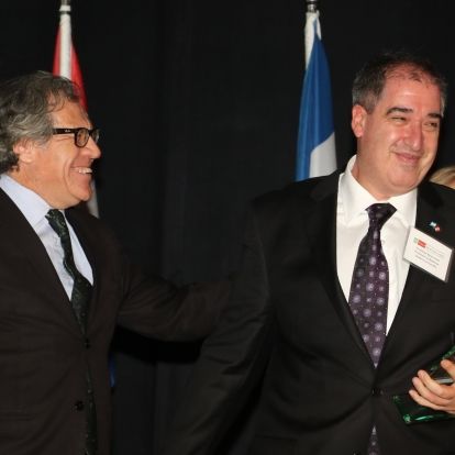 Dr. Baranchuk receiving his award