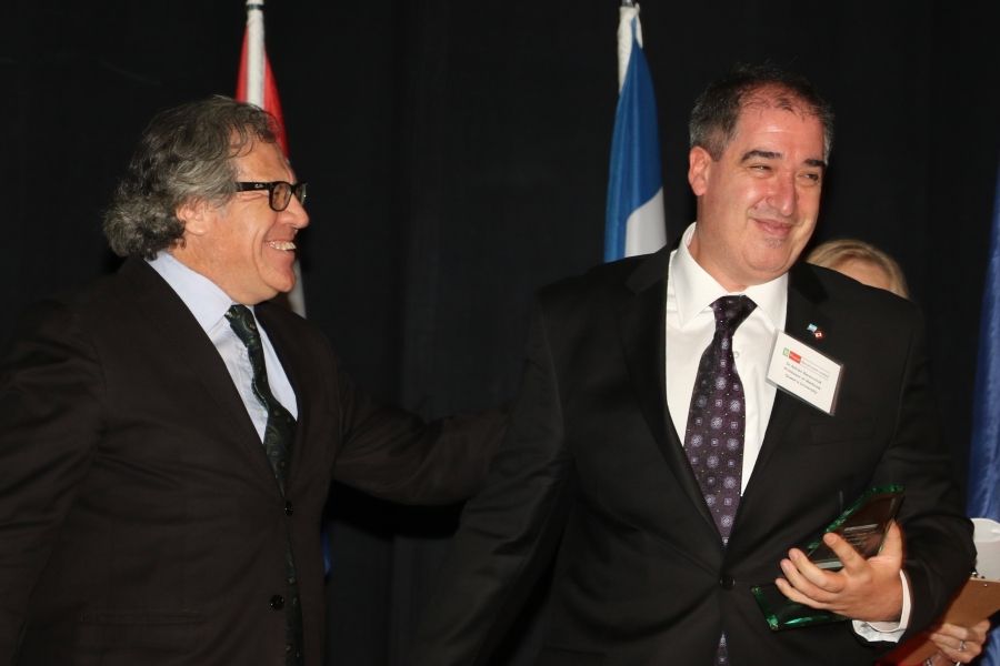 Dr. Baranchuk receiving his award